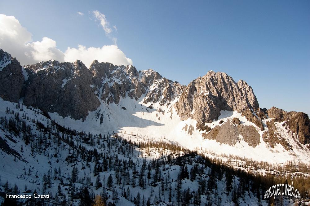 003 Dal passo di Corna Busa vista verso la cima Moren e le Corna di S. Fermo.jpg